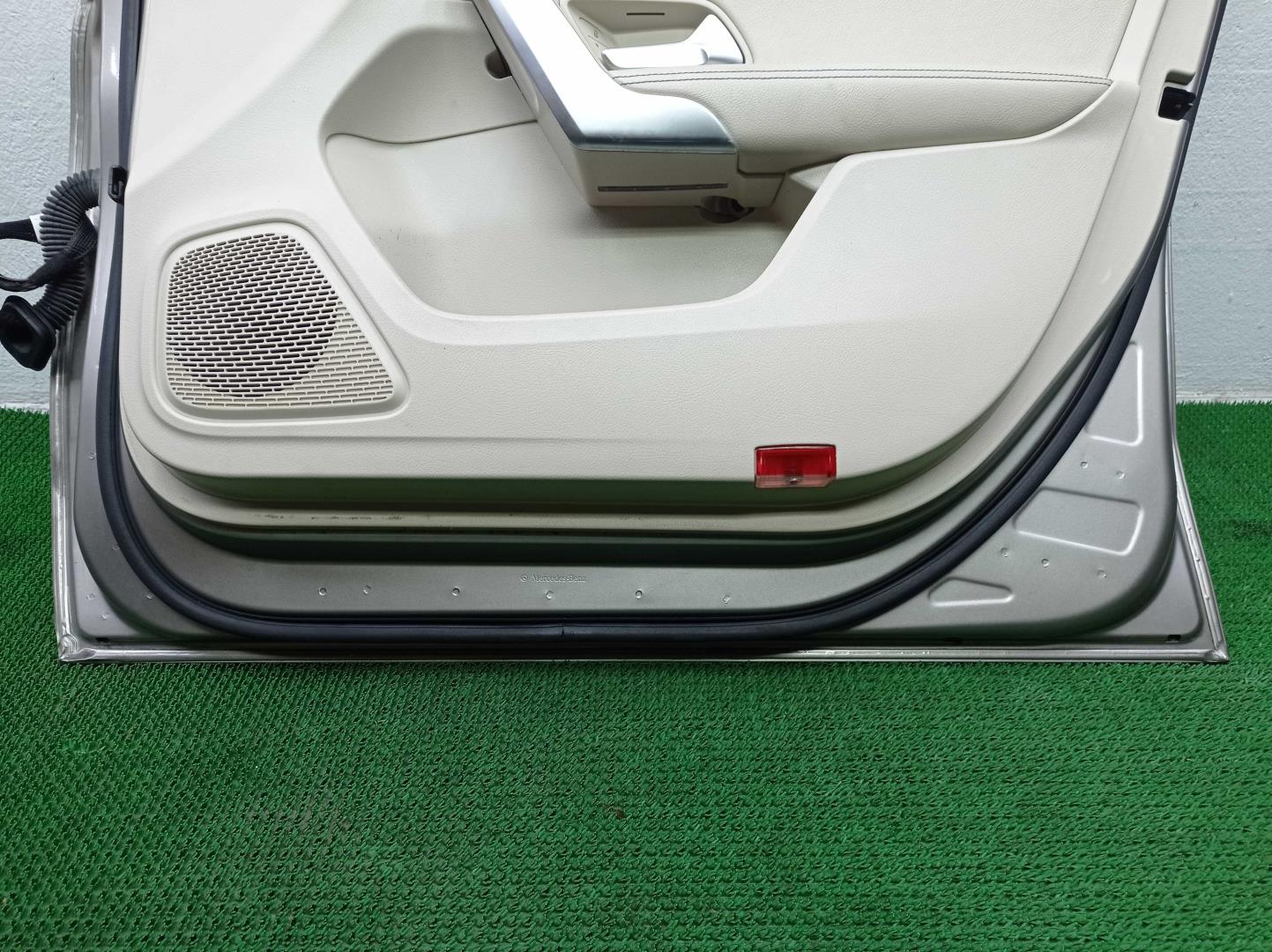 Стекло двери передней правой