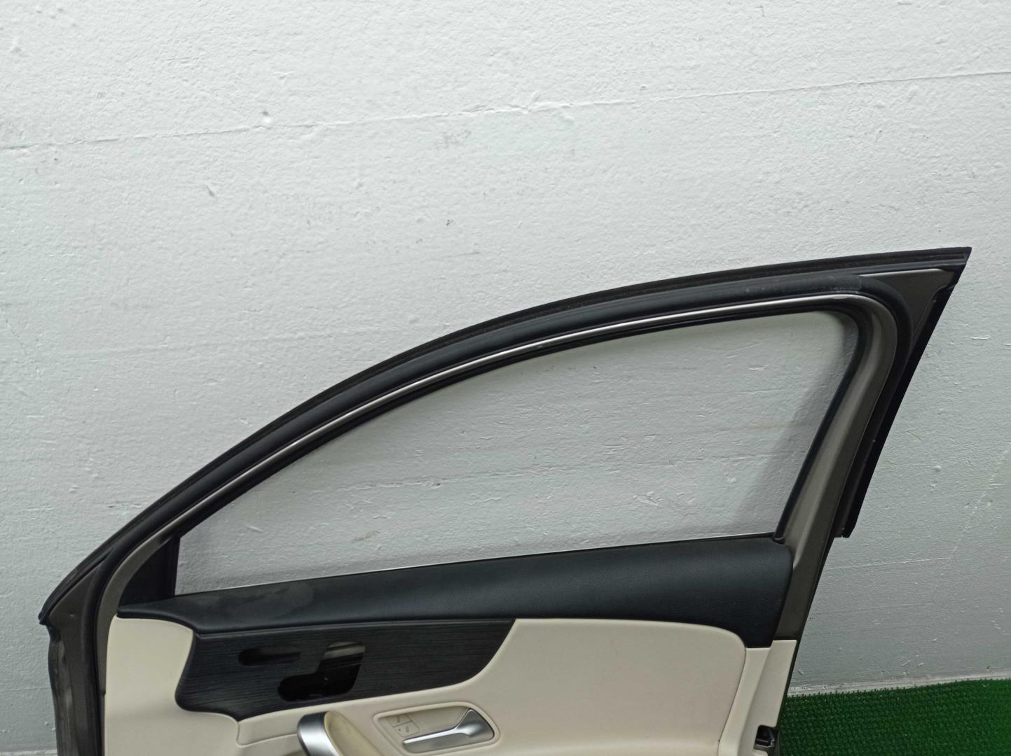 Стекло двери передней правой