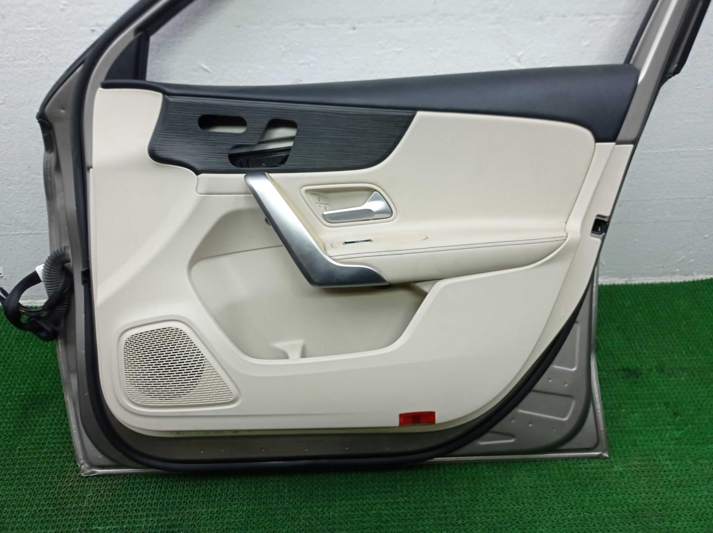 Стекло двери передней правой