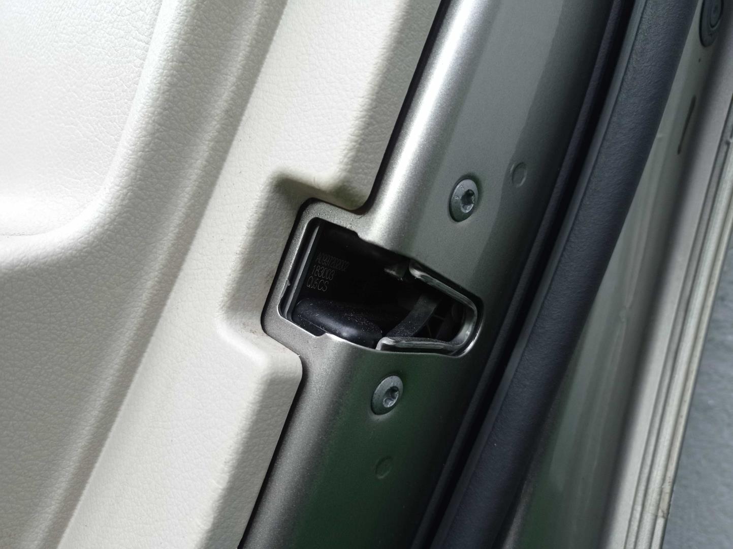 Стекло двери передней правой