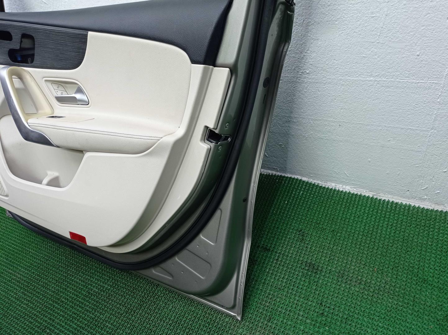 Замок двери передней правой