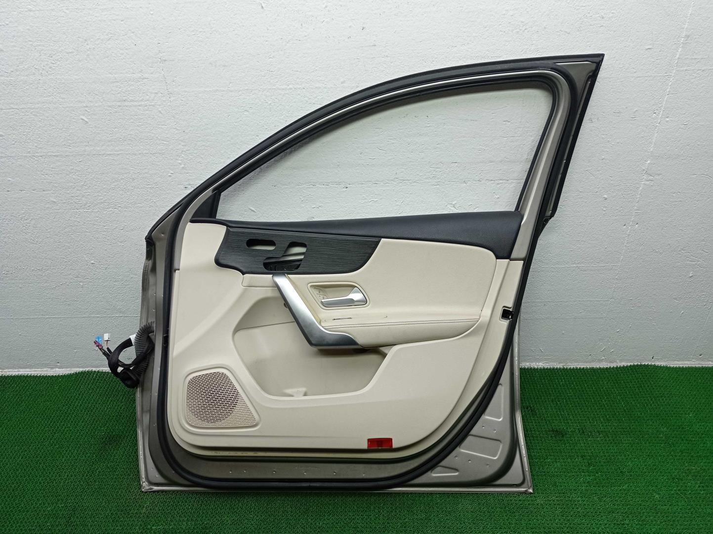 Замок двери передней правой