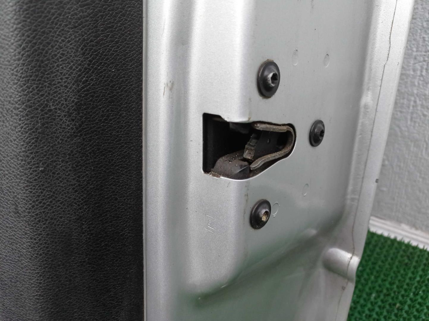 Замок двери передней правой