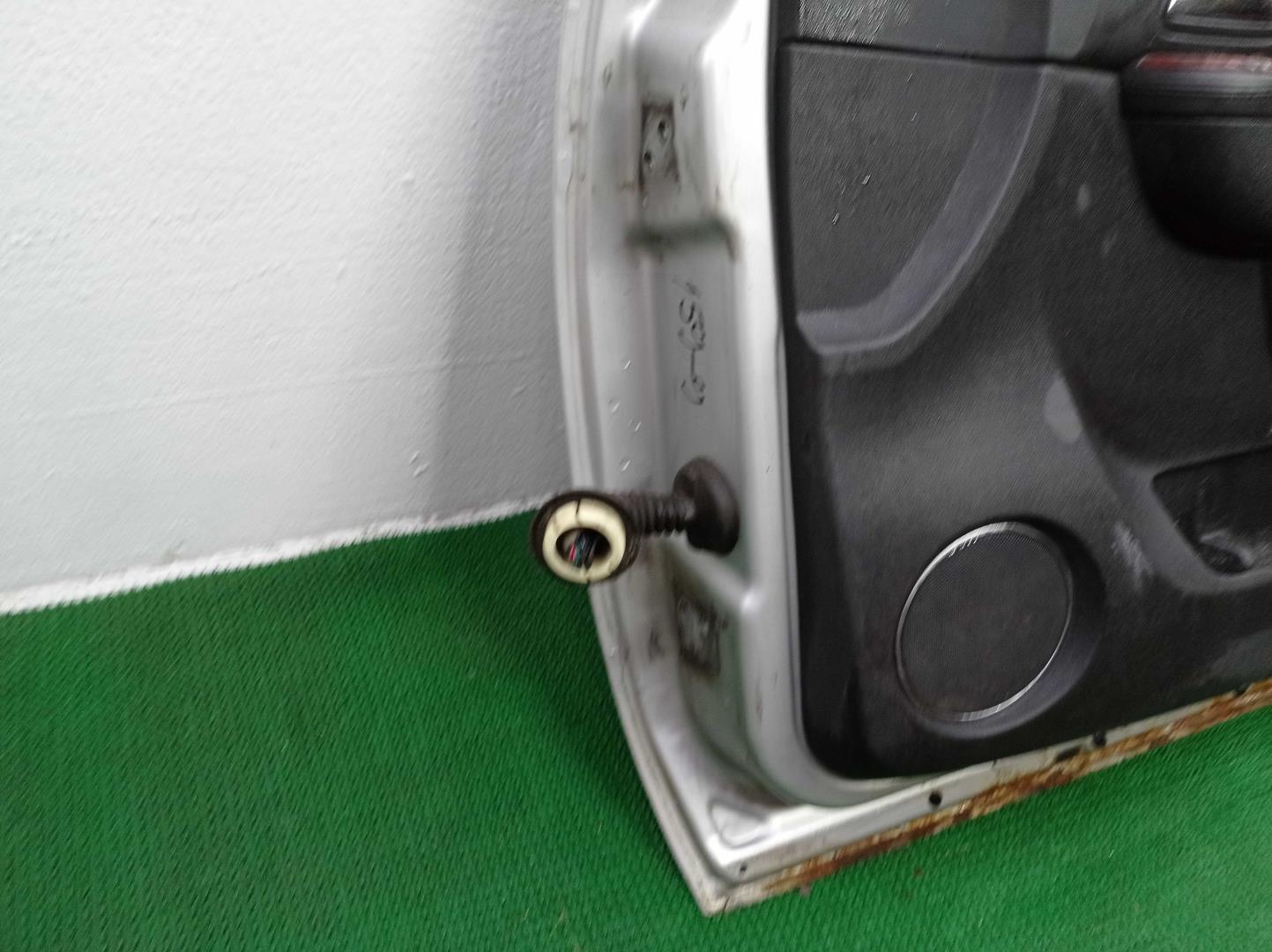 Замок двери передней правой