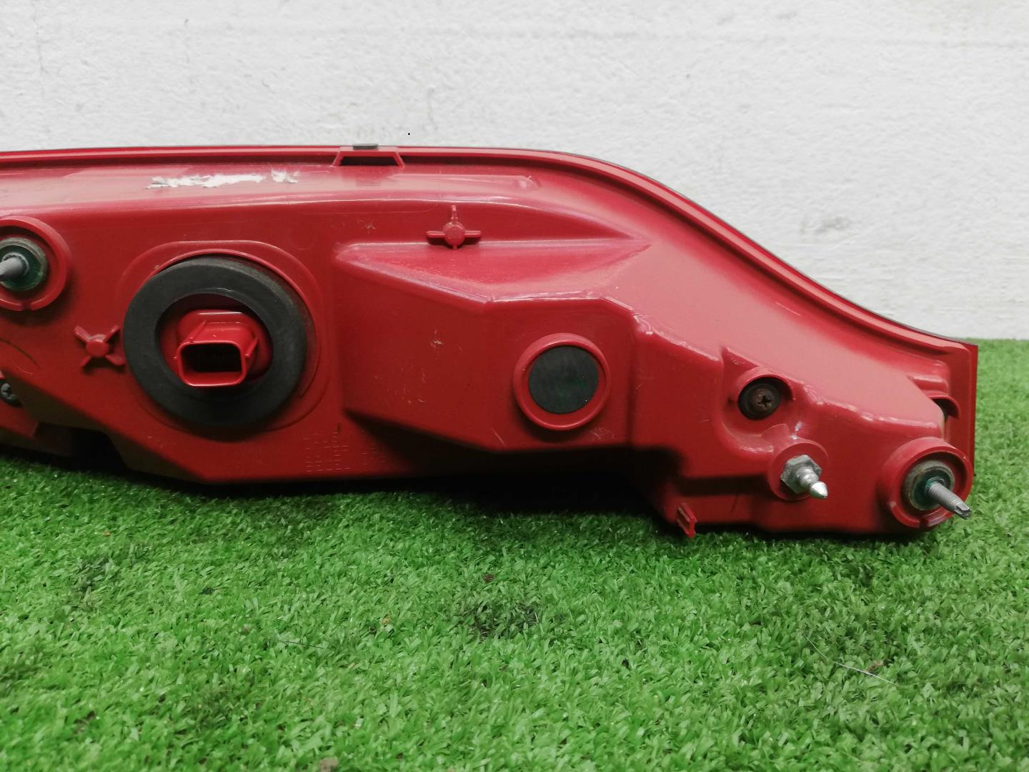 Фонарь задний наружный правый