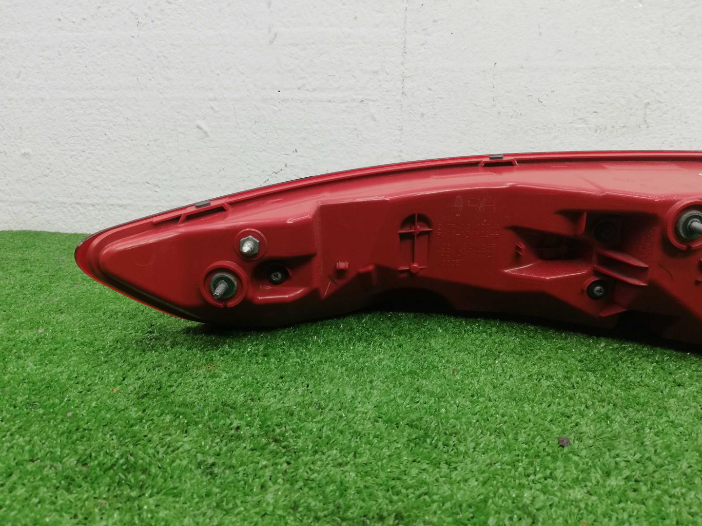 Фонарь задний наружный правый