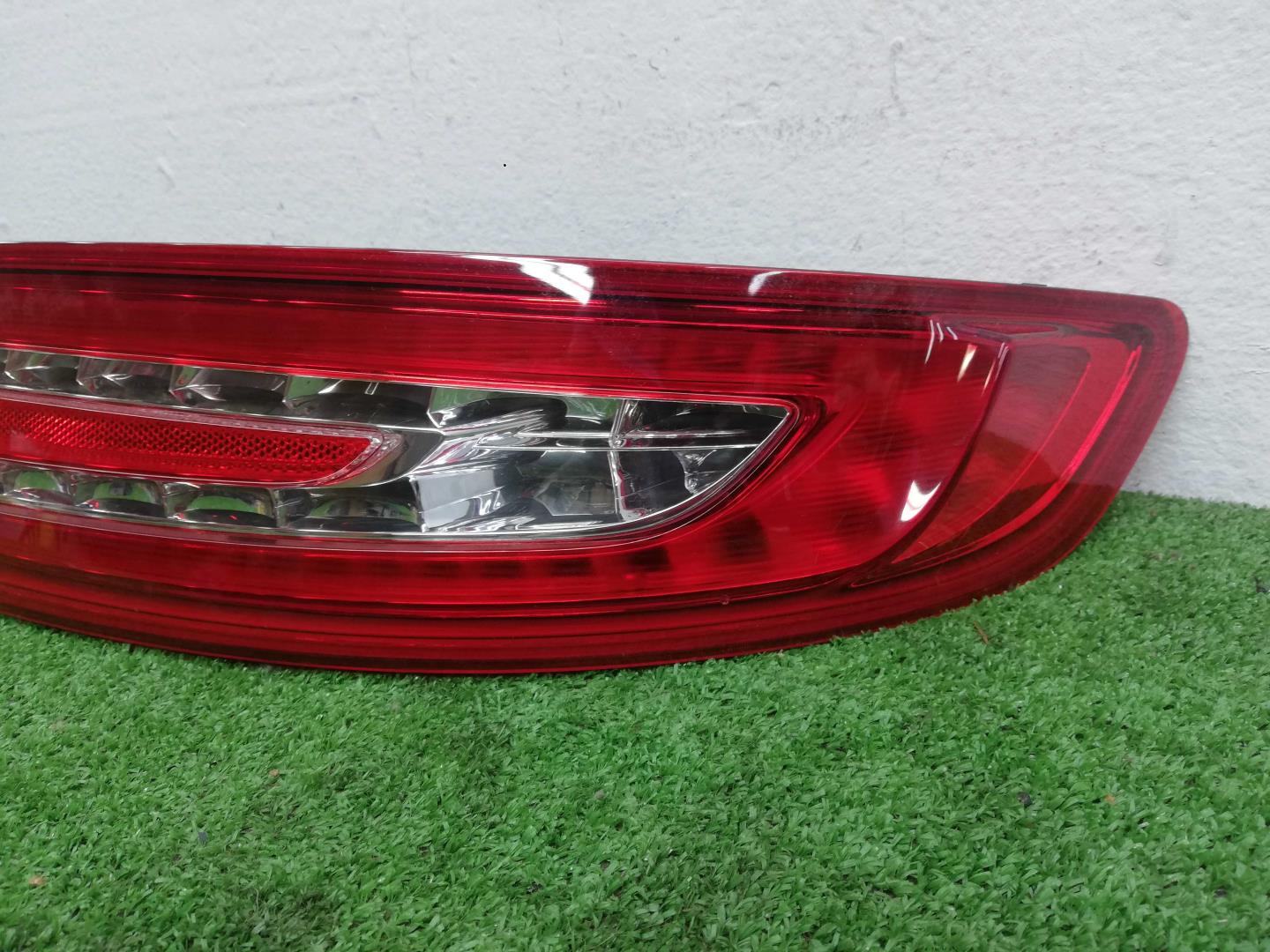 Фонарь задний наружный правый