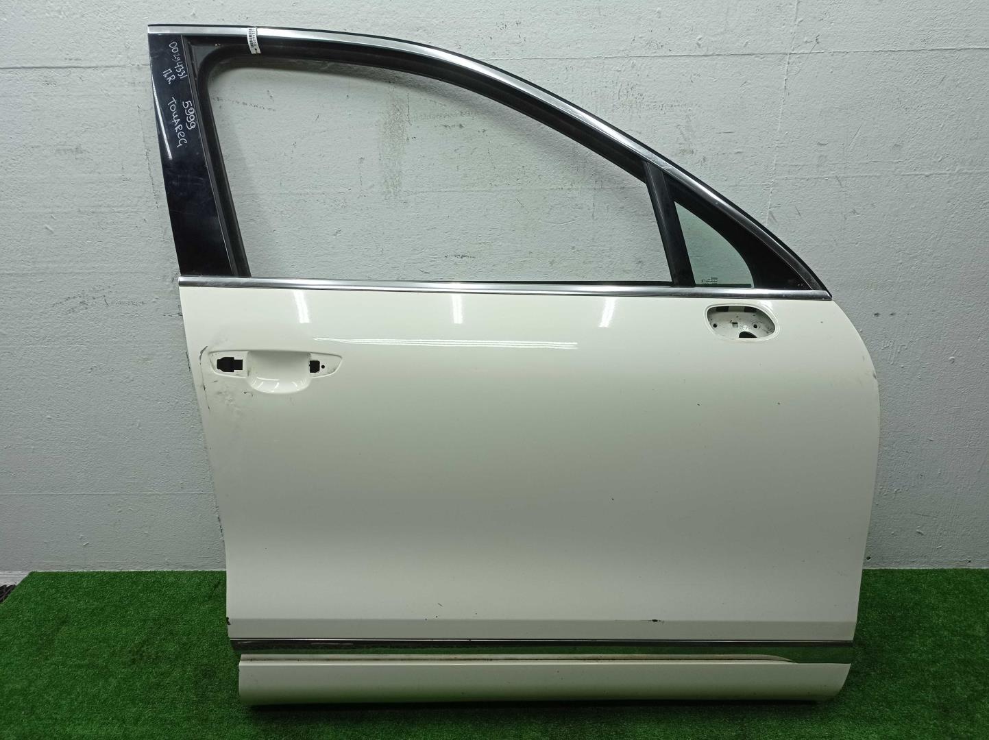 Стекло двери передней правой