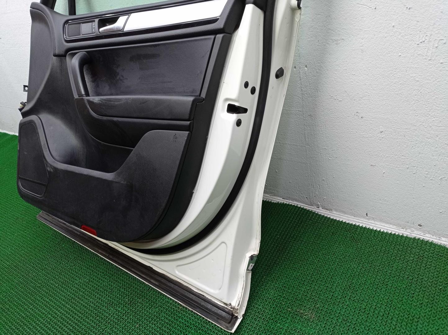 Стекло двери передней правой