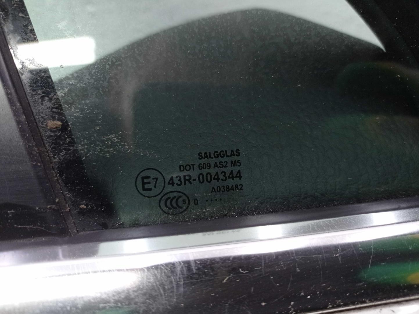 Стекло двери передней правой