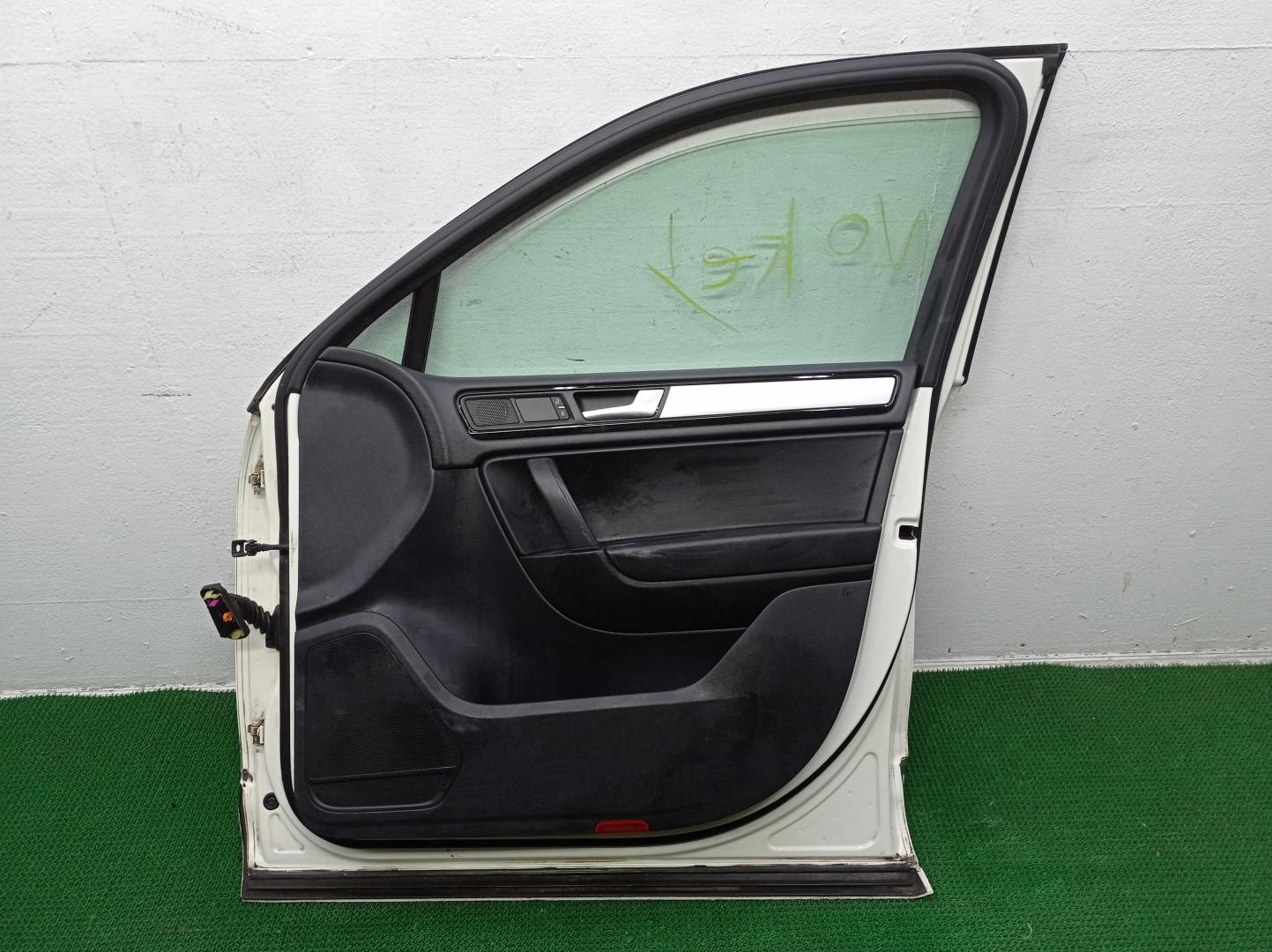 Стекло двери передней правой