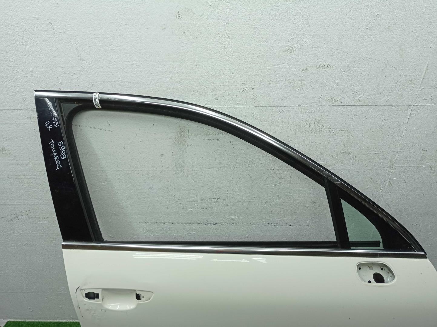 Стекло двери передней правой