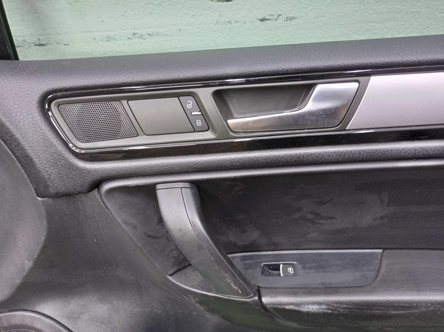 Стекло двери передней правой