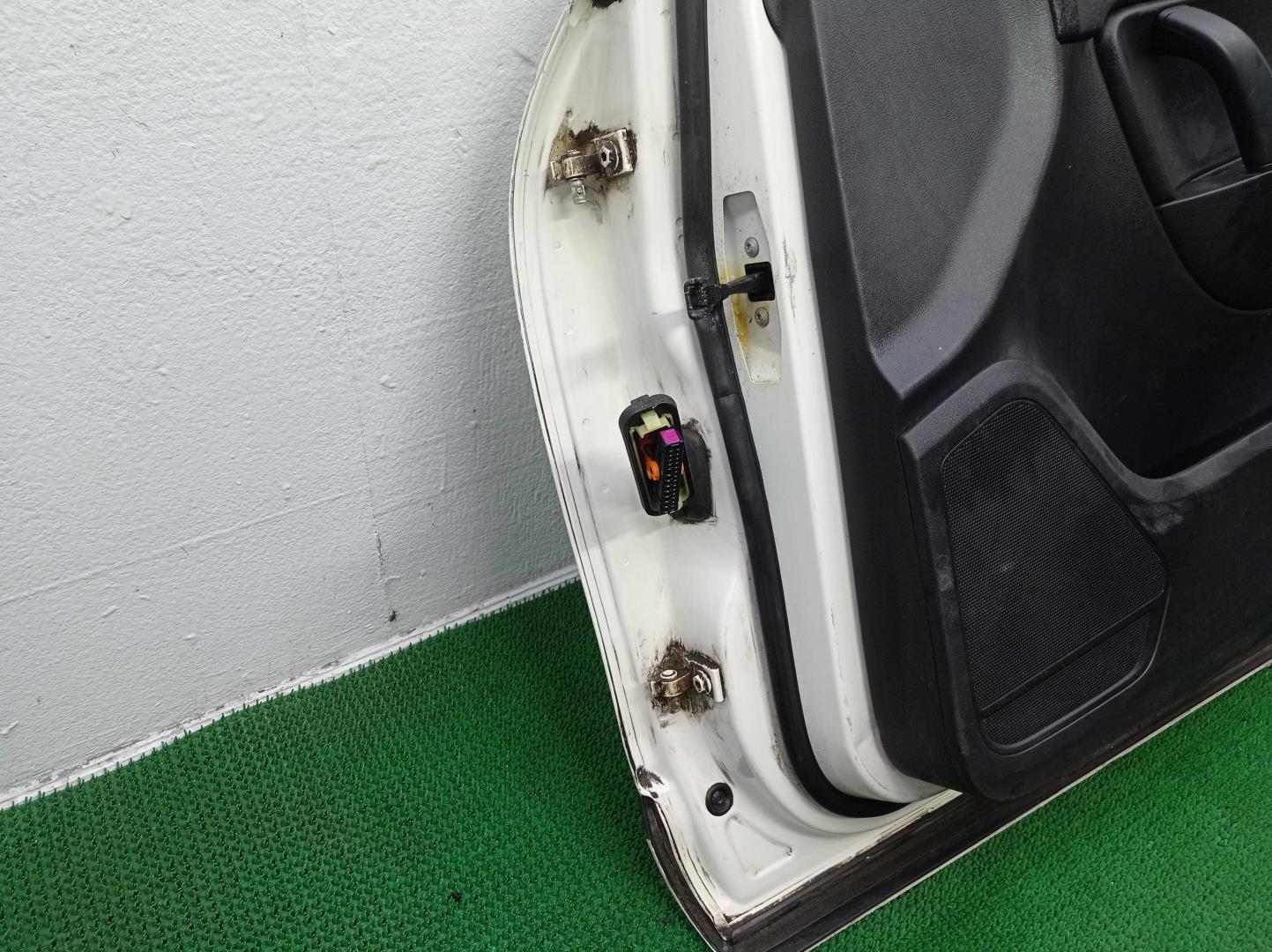 Стекло двери передней правой