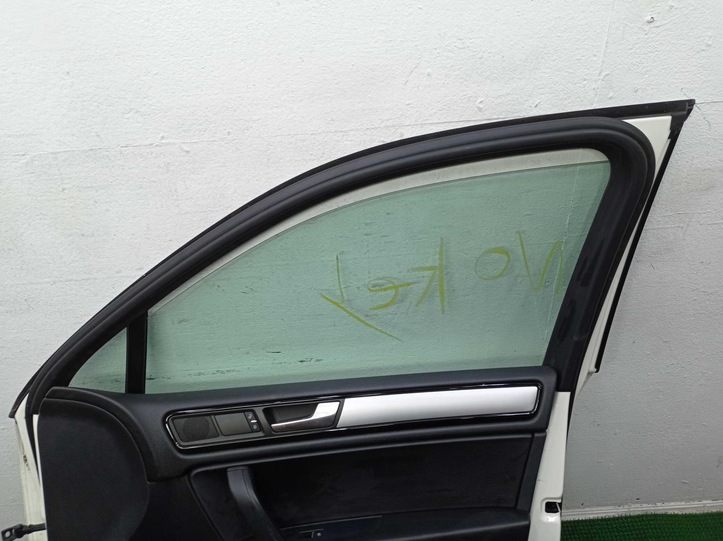 Стекло двери передней правой