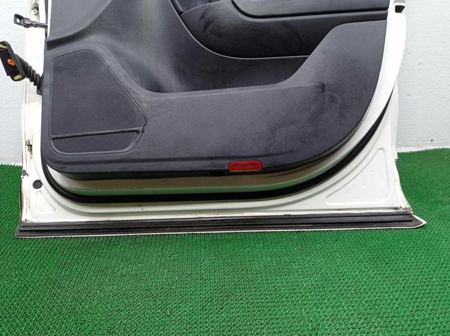 Стекло двери передней правой