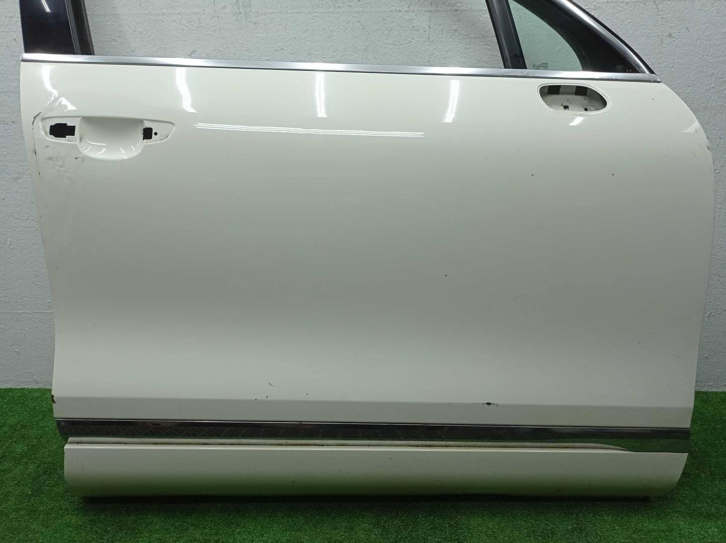 Стекло двери передней правой