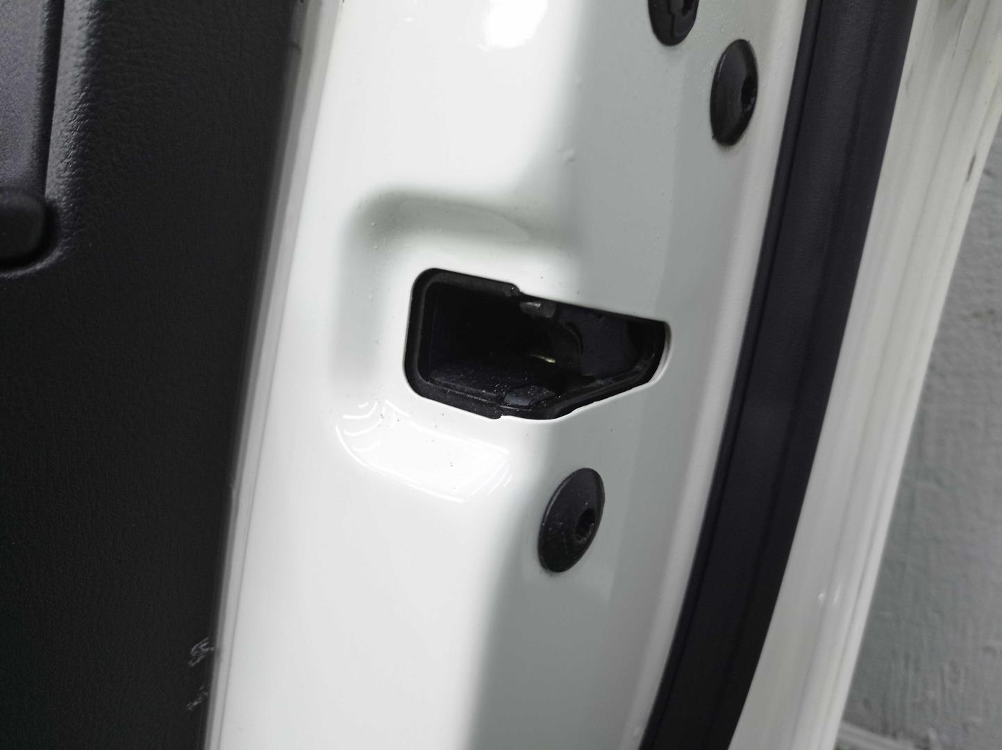 Стекло двери передней правой