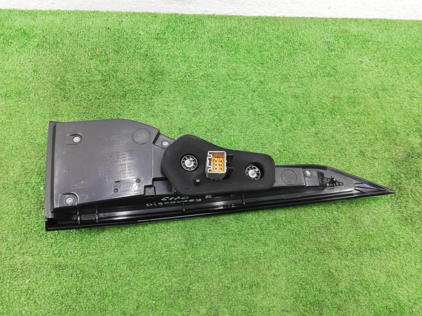 Фонарь задний наружный правый