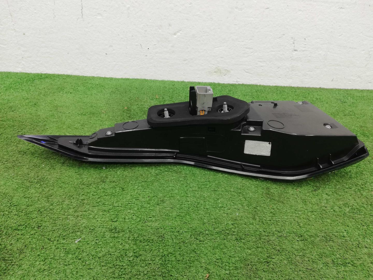 Фонарь задний наружный правый