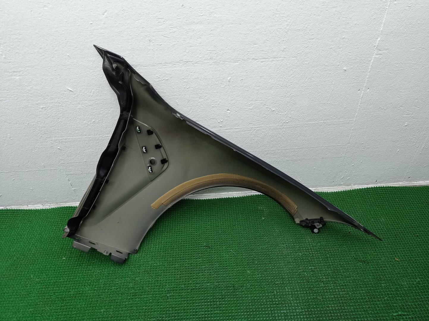 Крыло переднее левое