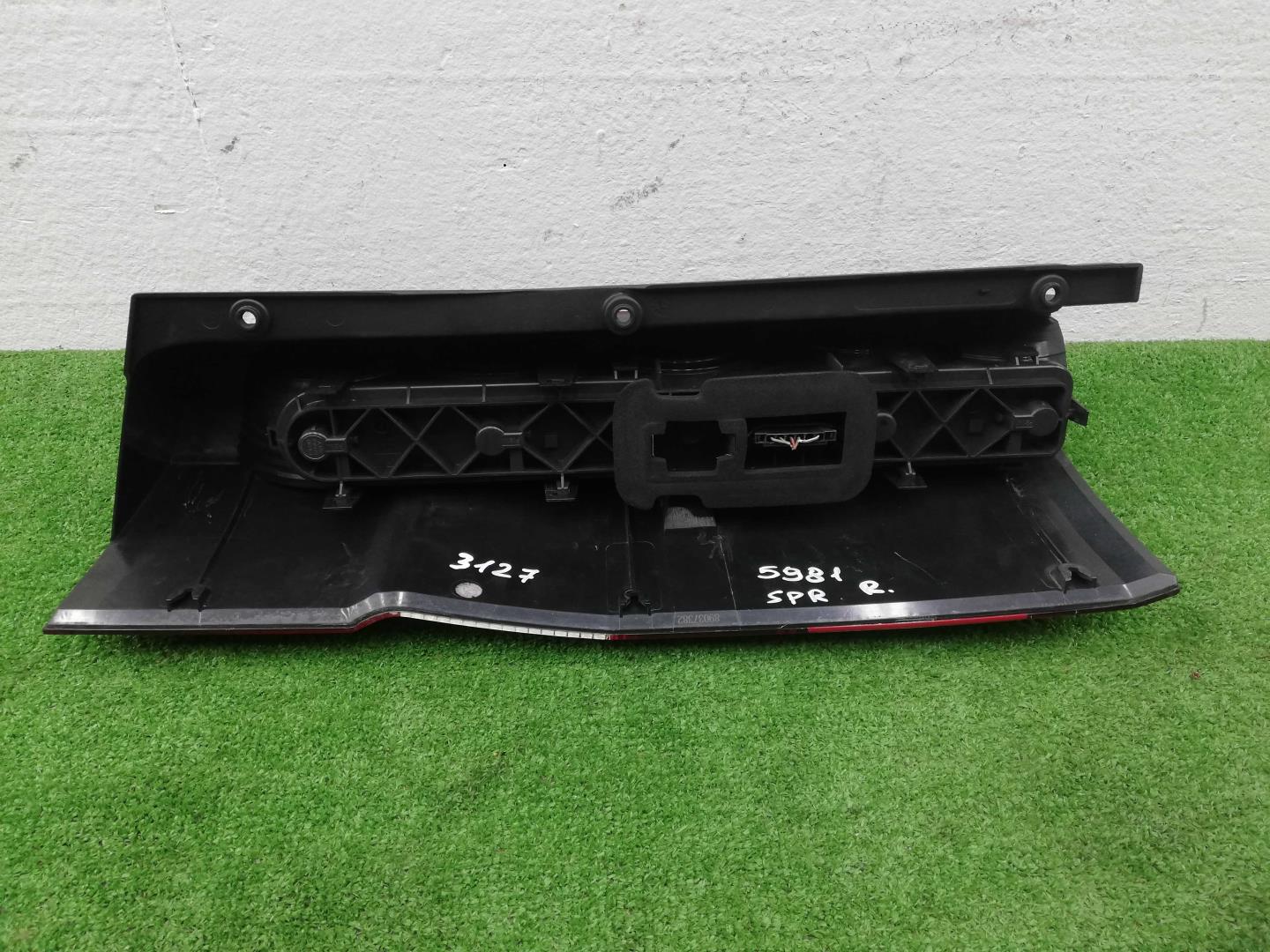 Фонарь задний наружный правый