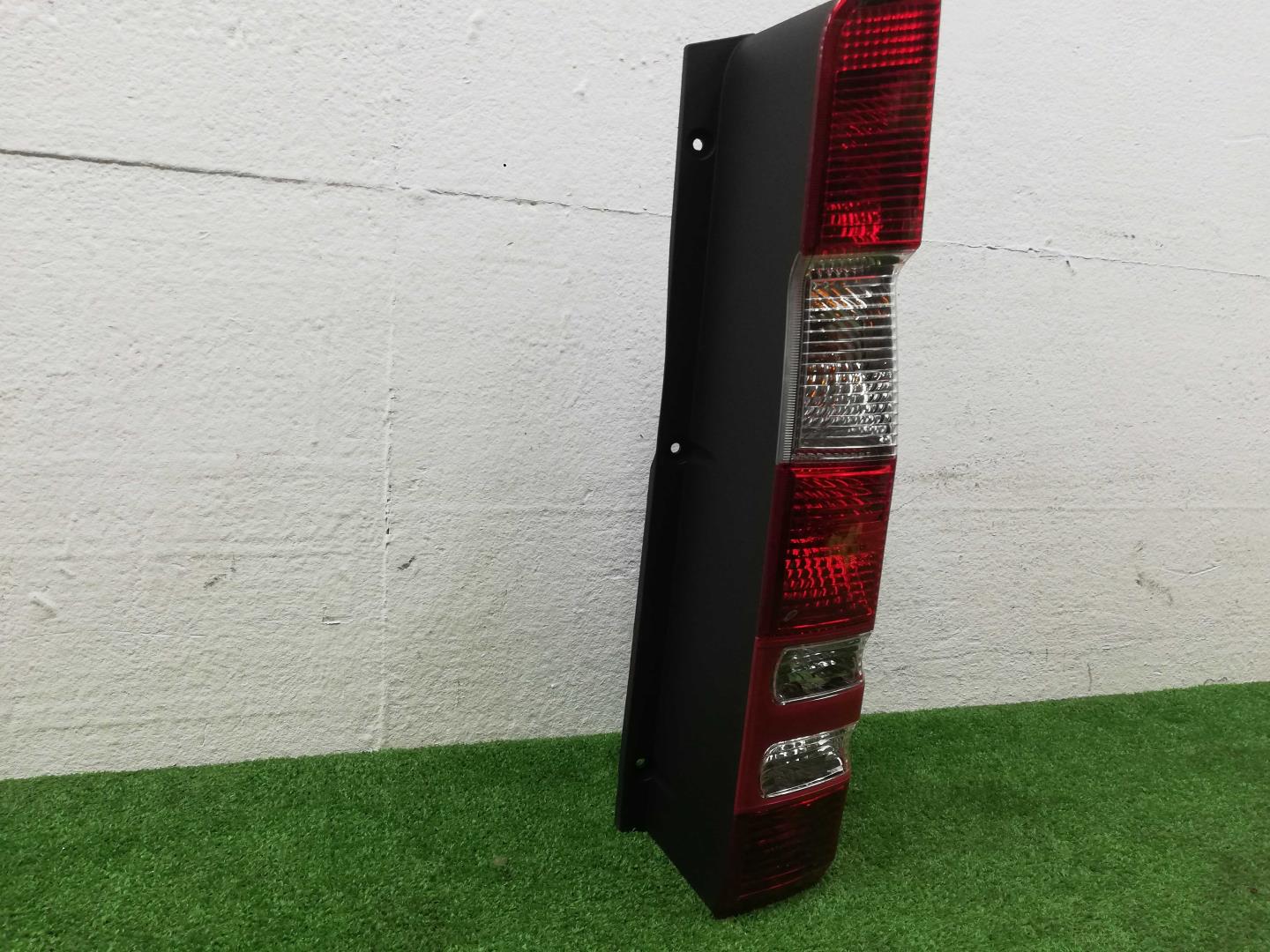 Фонарь задний наружный правый