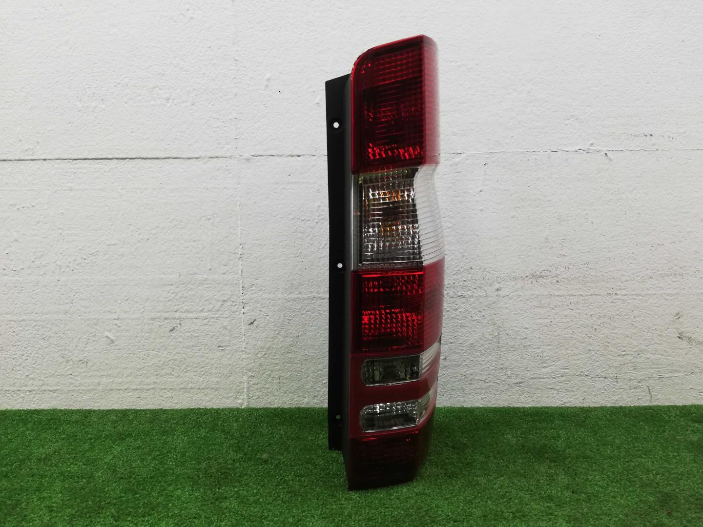 Фонарь задний наружный правый