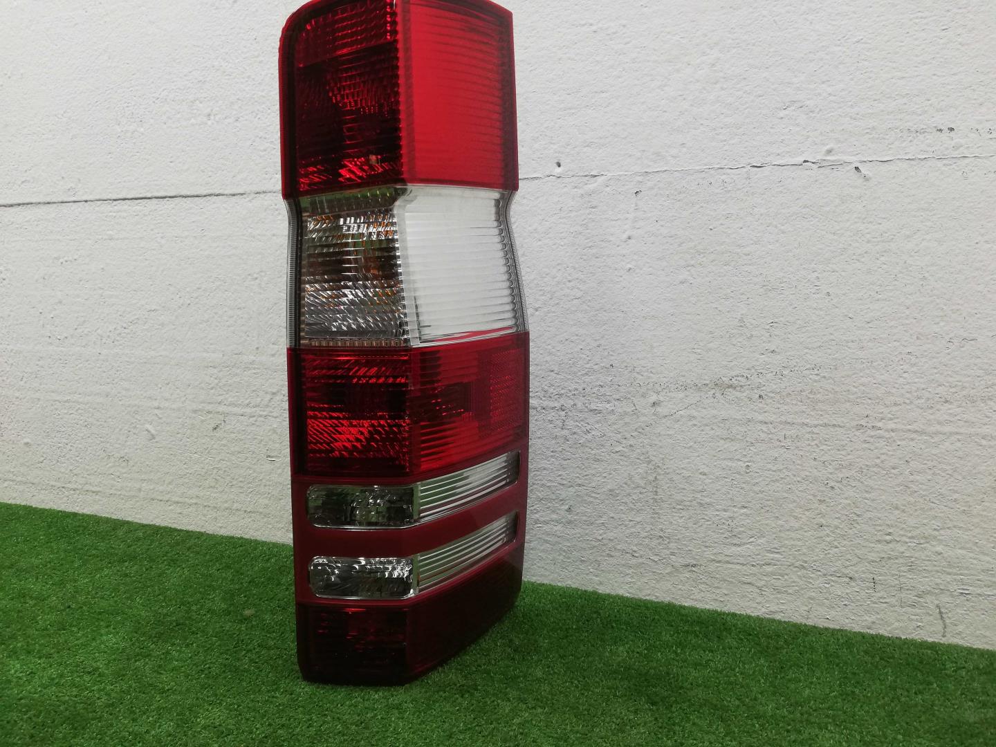 Фонарь задний наружный правый