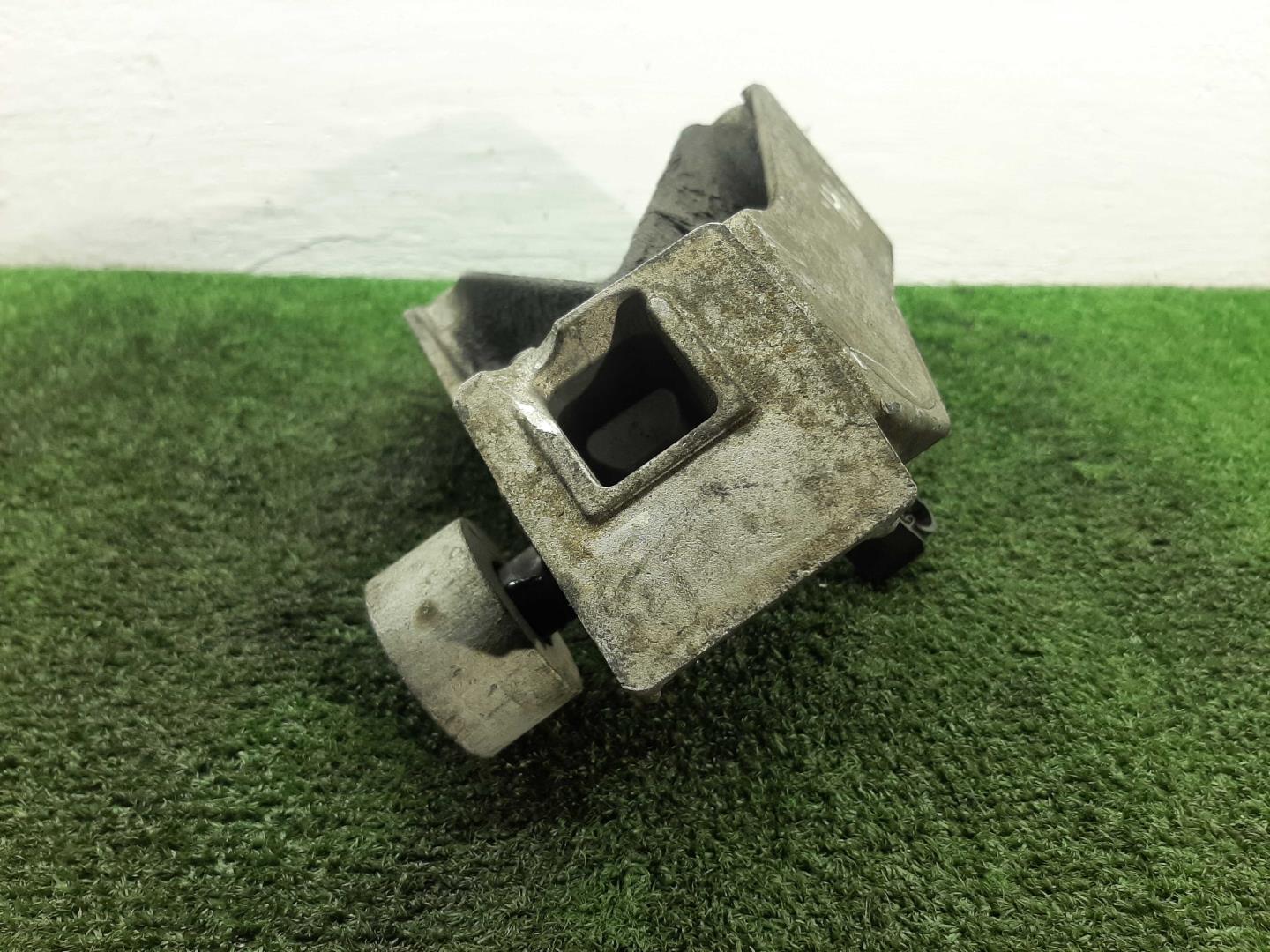 Кронштейн двигателя