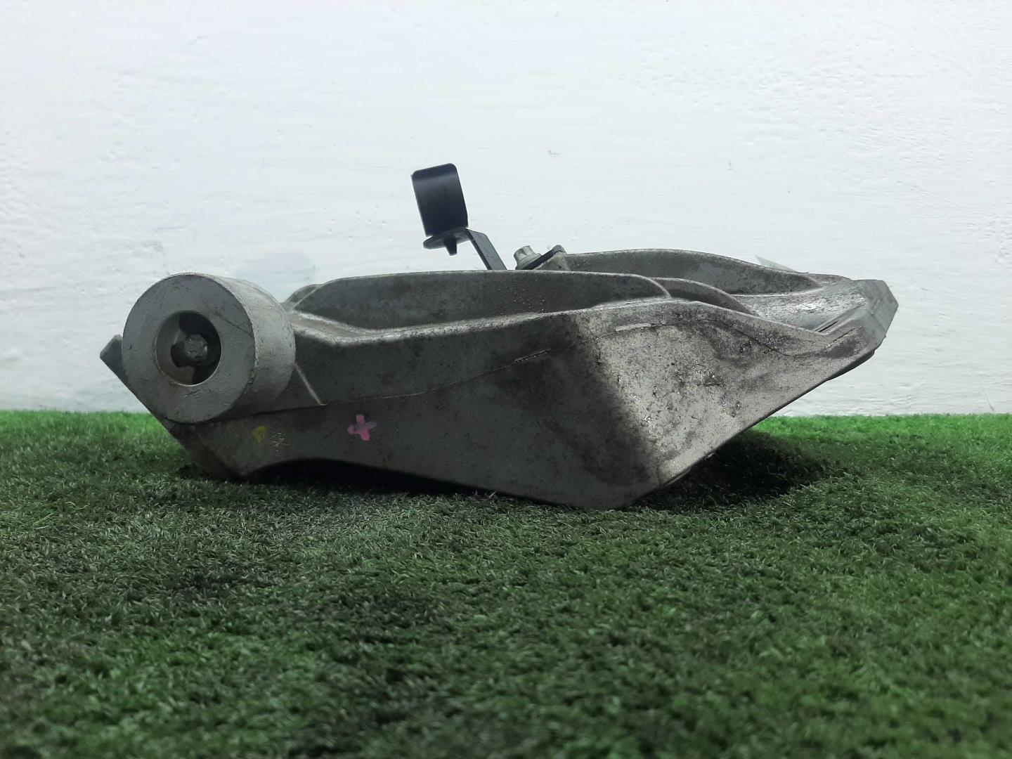 Кронштейн двигателя