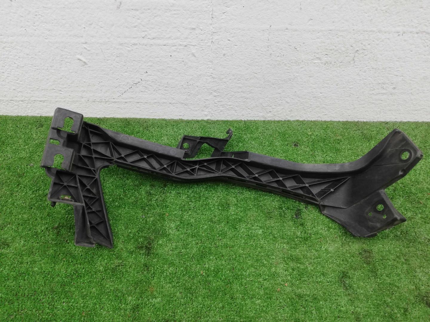 Кронштейн переднего бампера