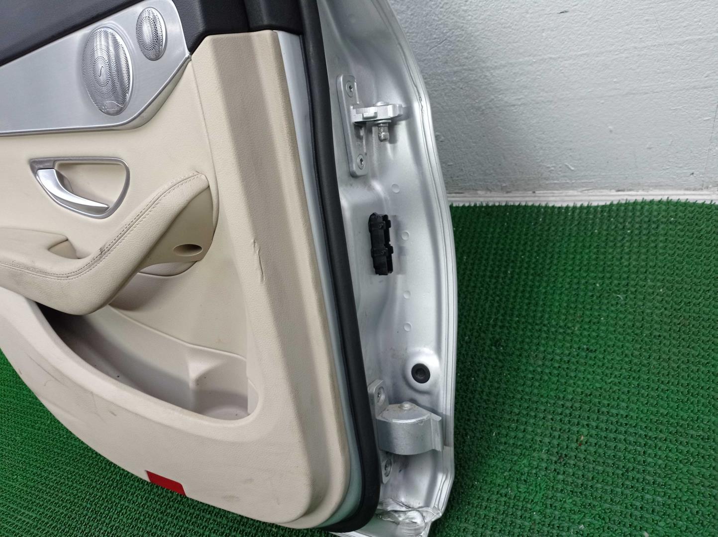 Замок двери задней левой