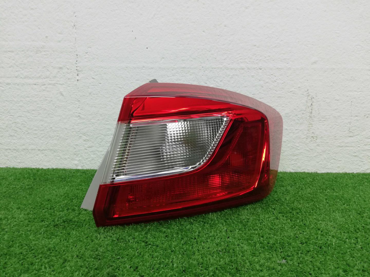 Фонарь задний наружный правый