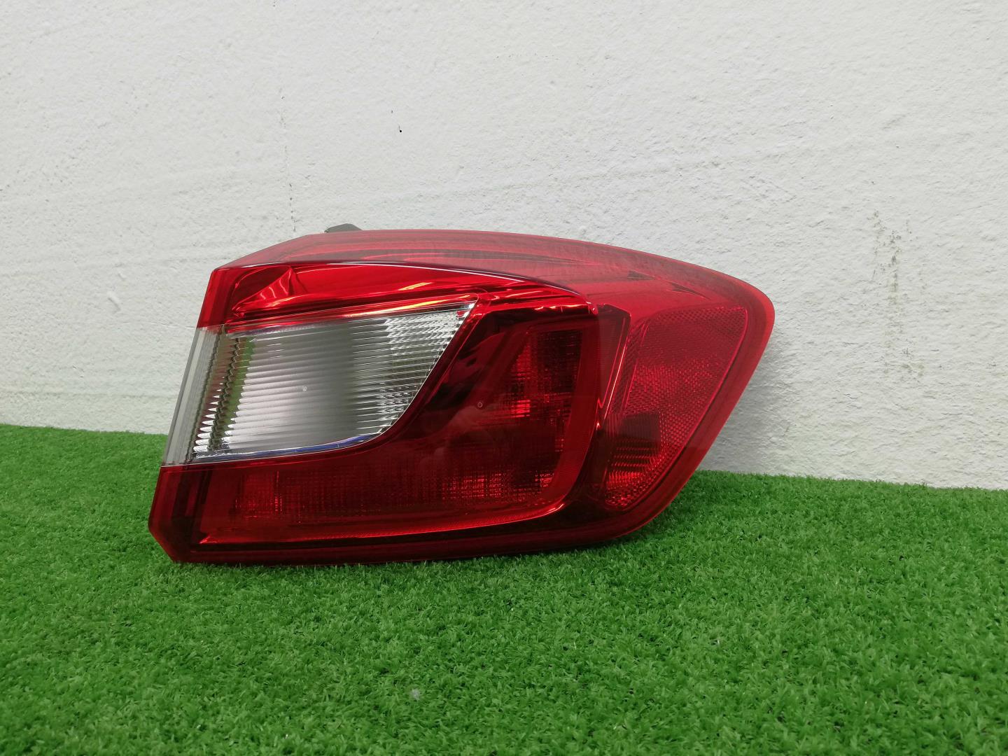 Фонарь задний наружный правый