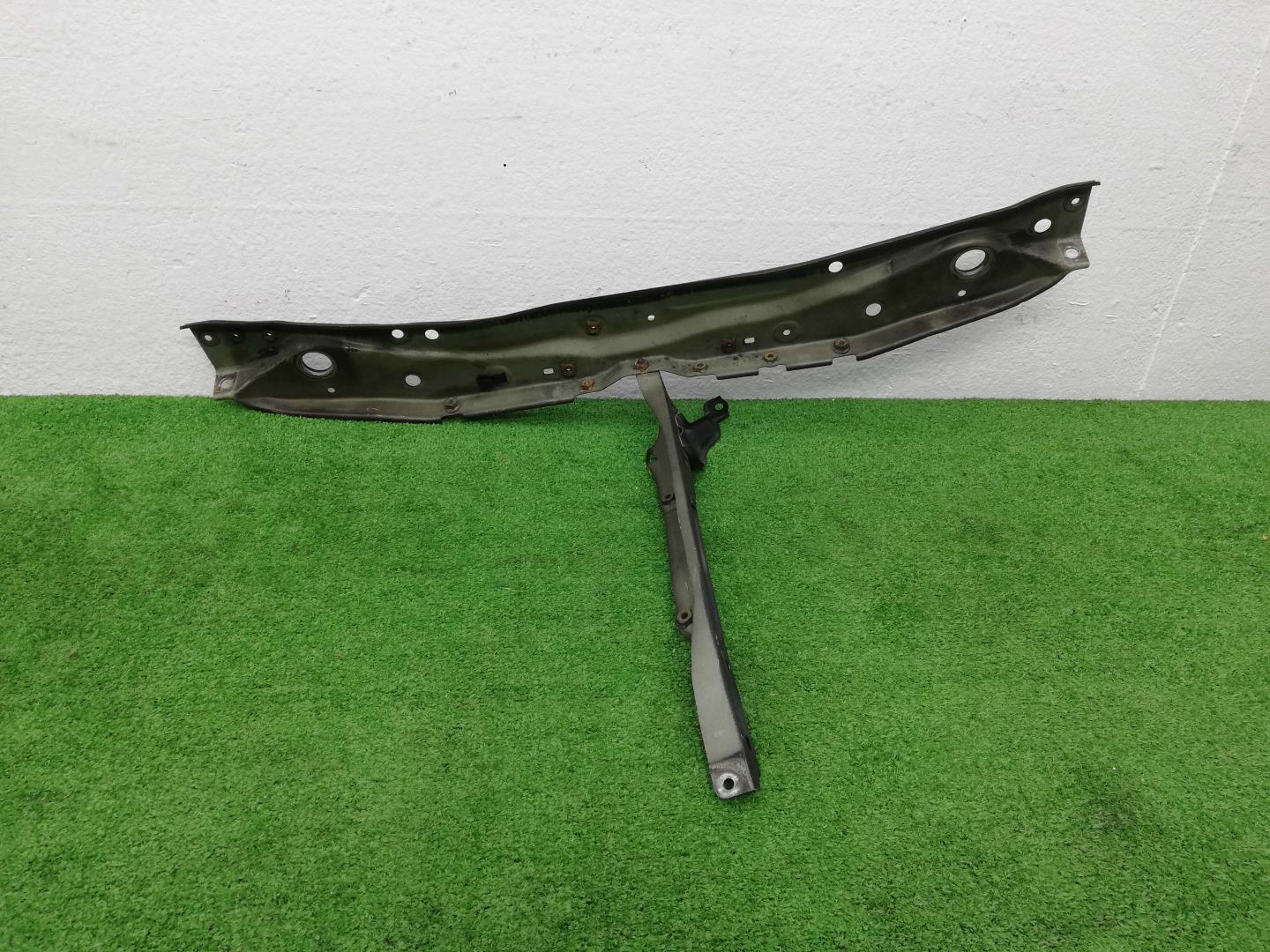 Кожух замка капота