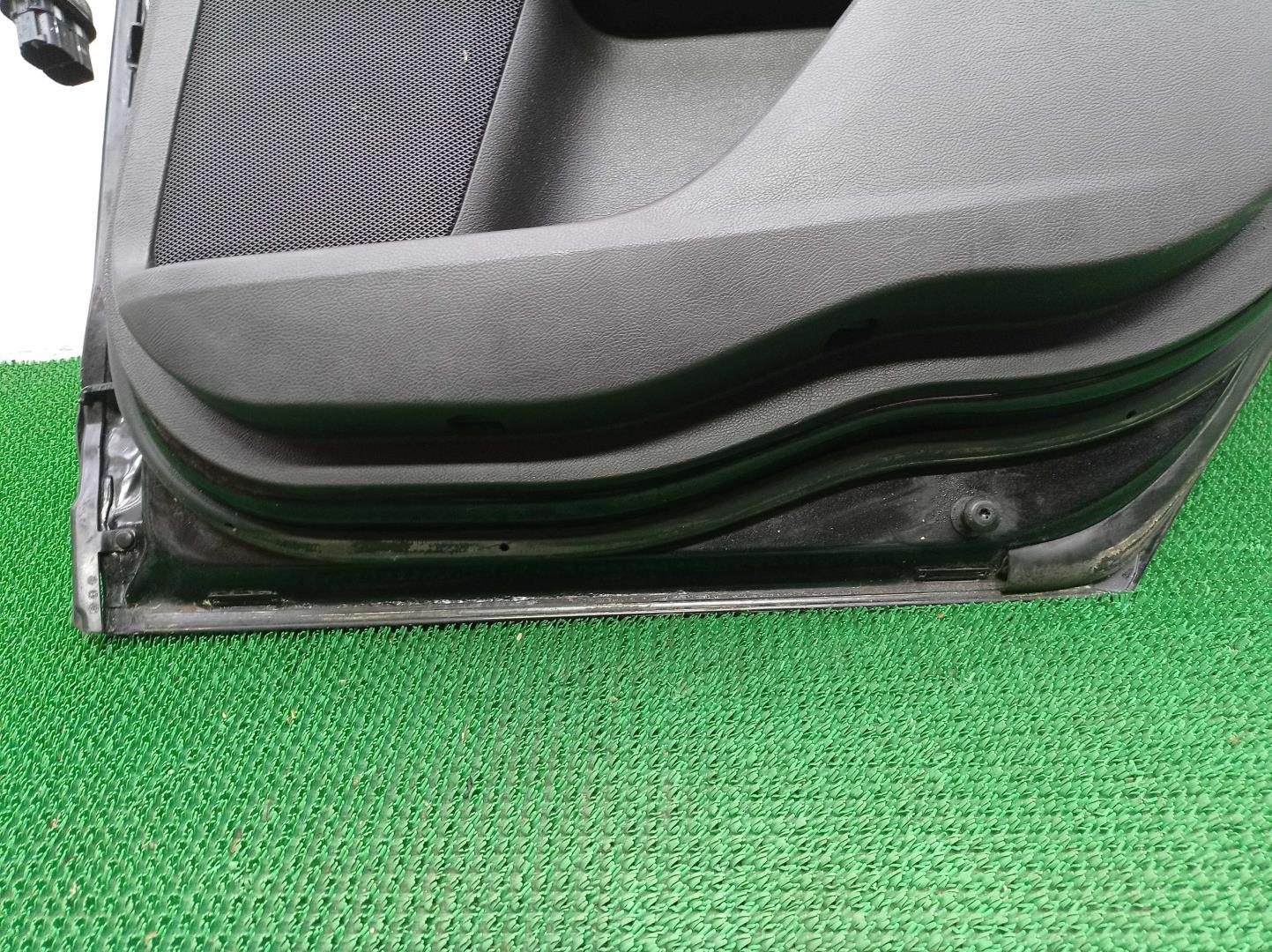 Стекло двери задней правой