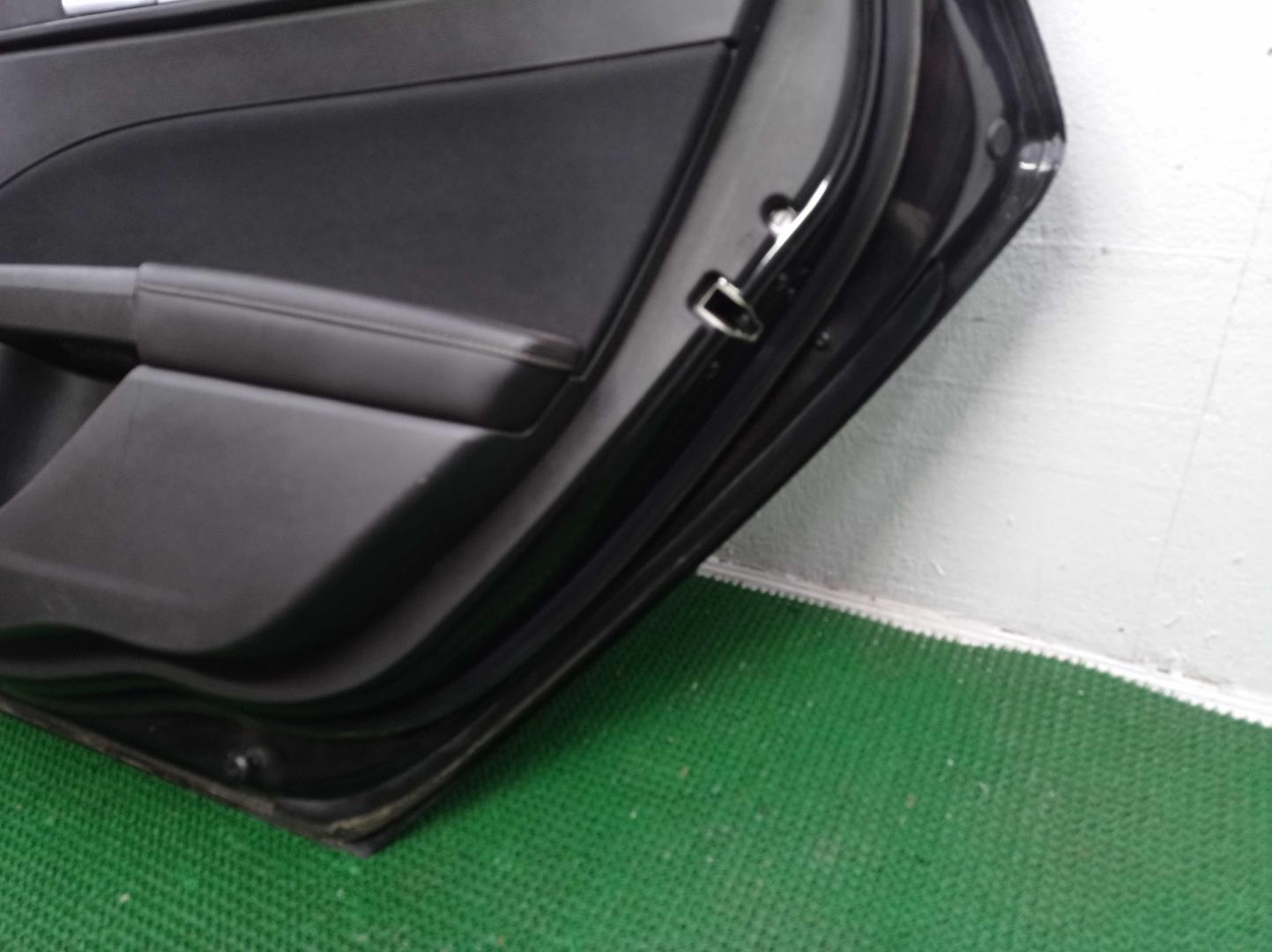 Стекло двери задней правой