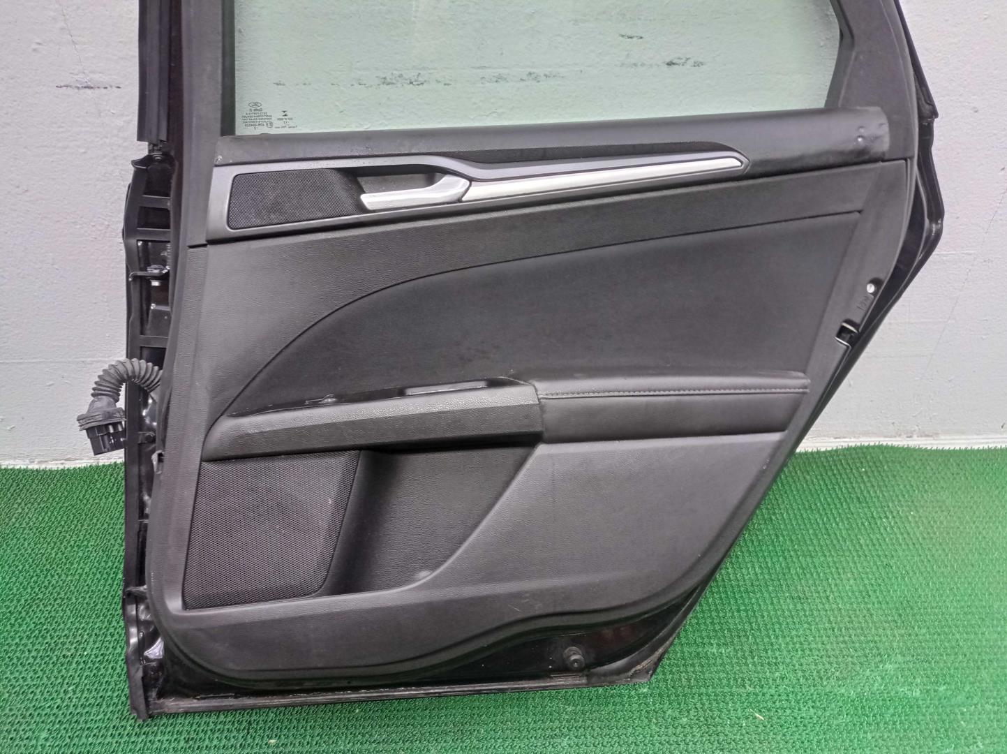 Стекло двери задней правой