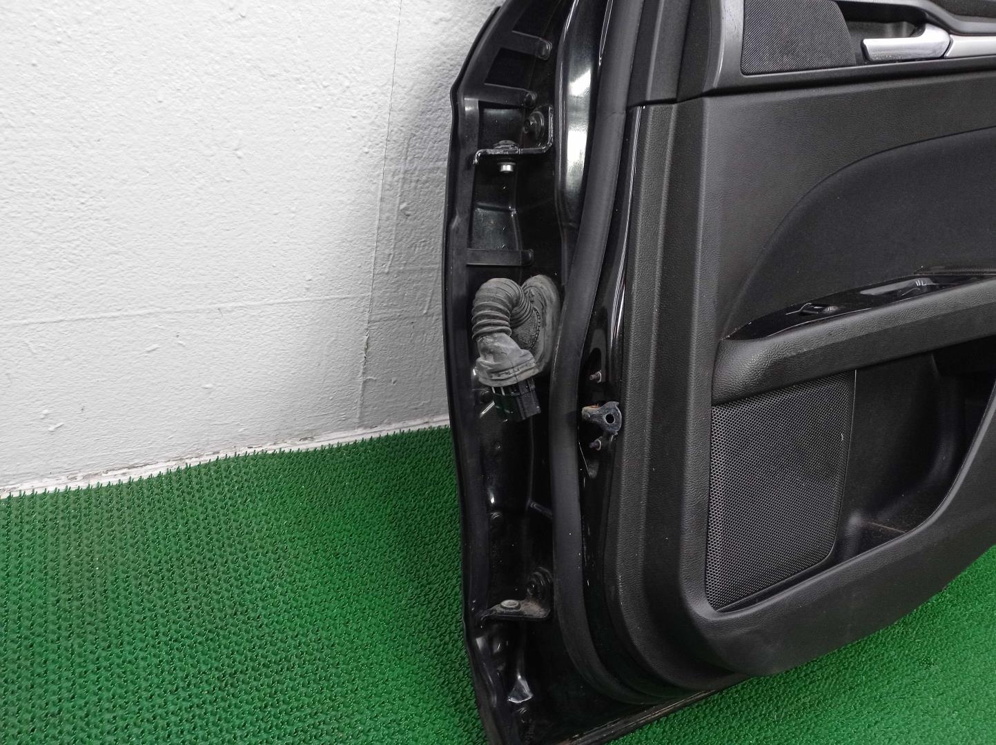 Стекло двери задней правой