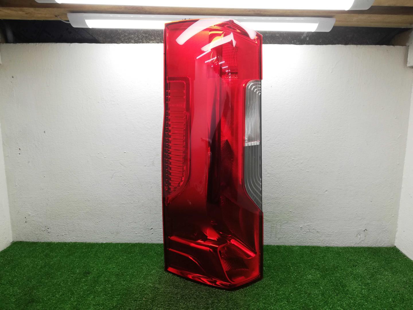 Фонарь задний наружный левый