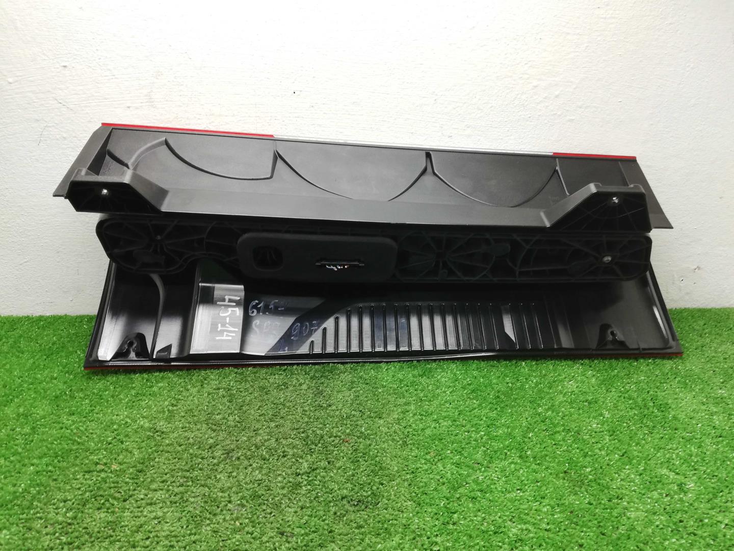 Фонарь задний наружный левый