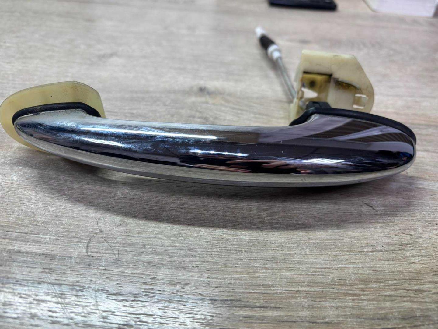 Ручка двери передней наружная правая