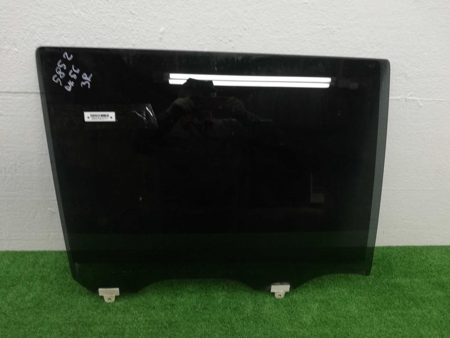 Стекло двери задней правой