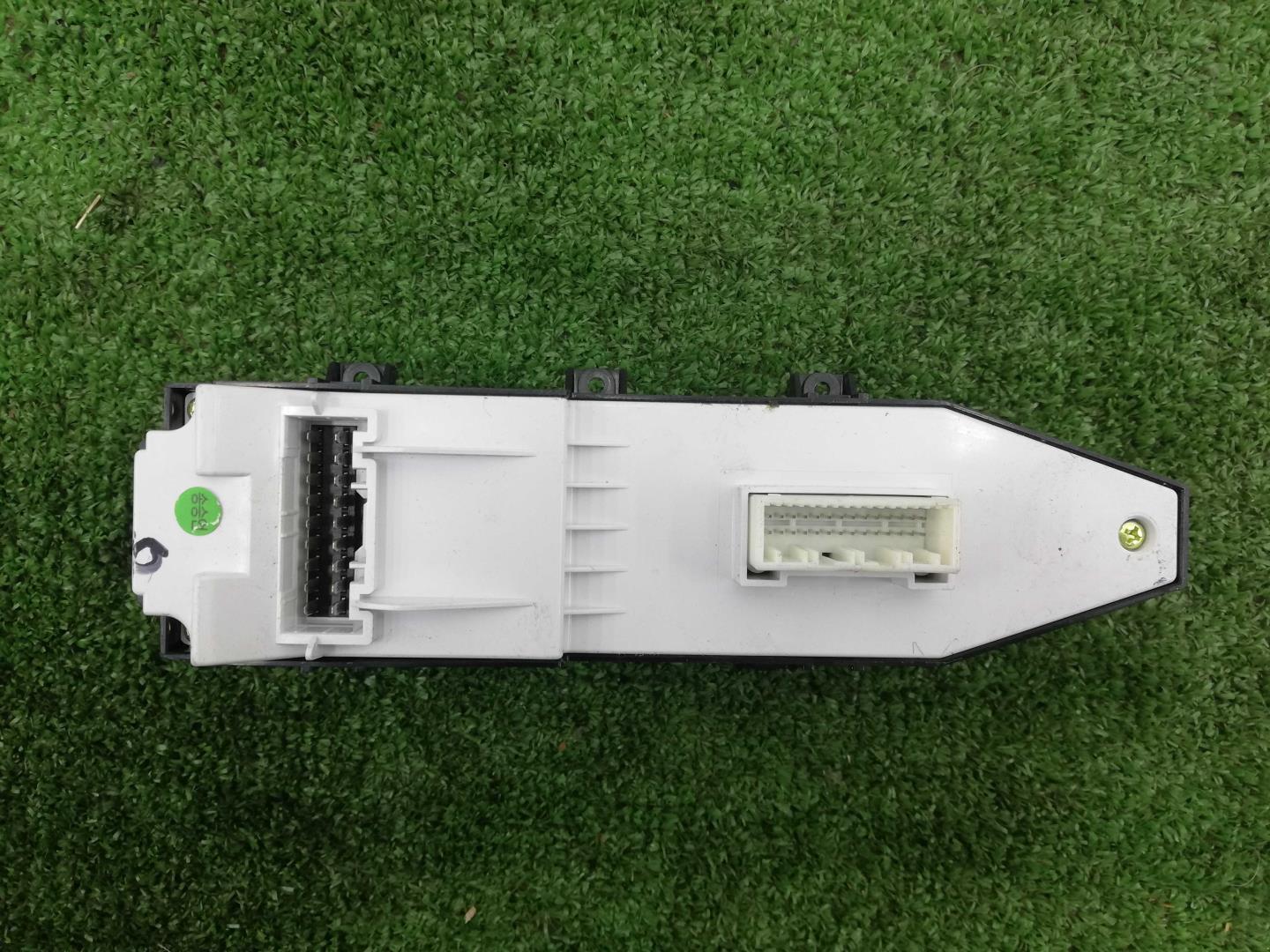 Кнопка стеклоподъемника