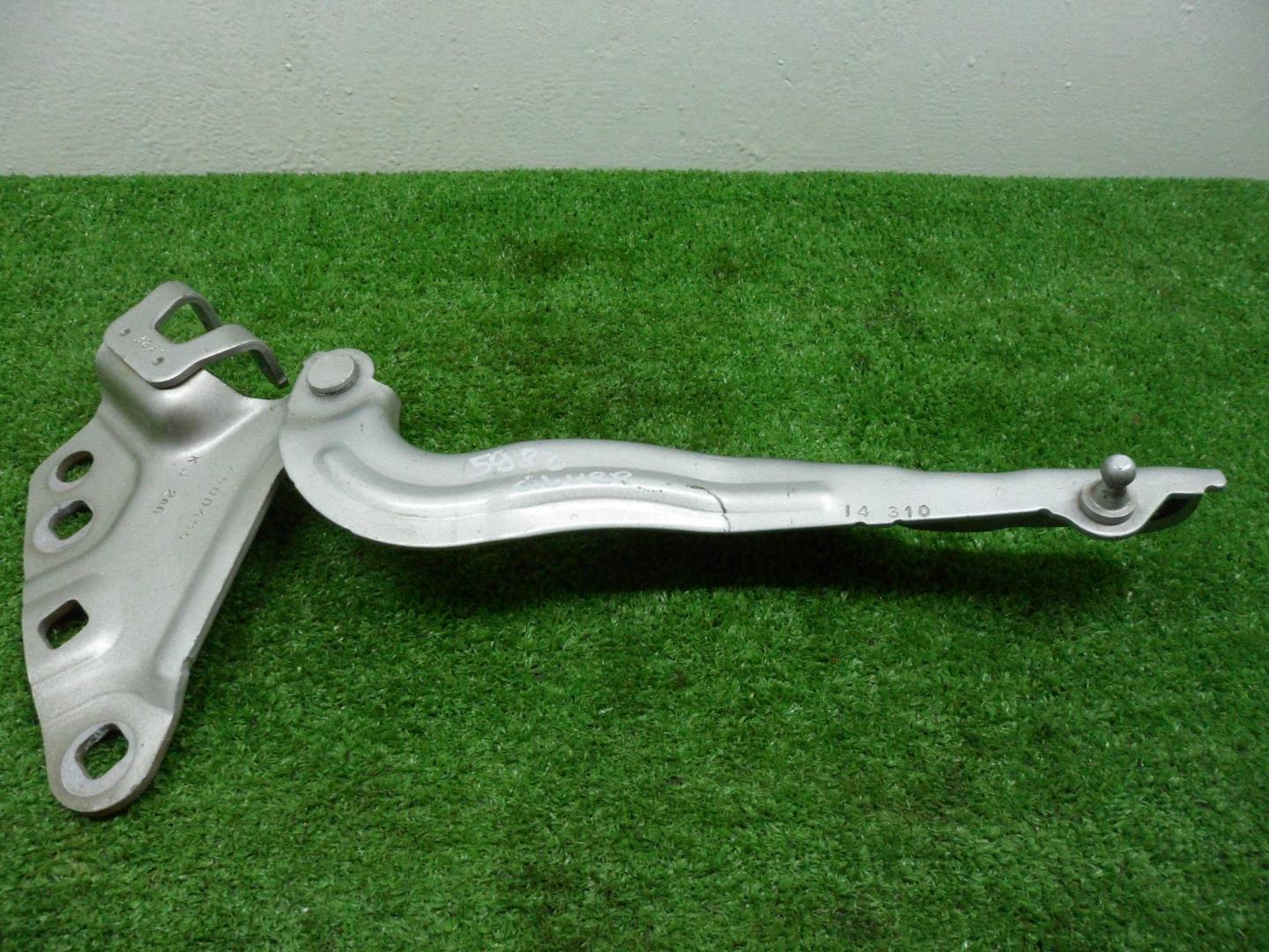 Петля капота правая