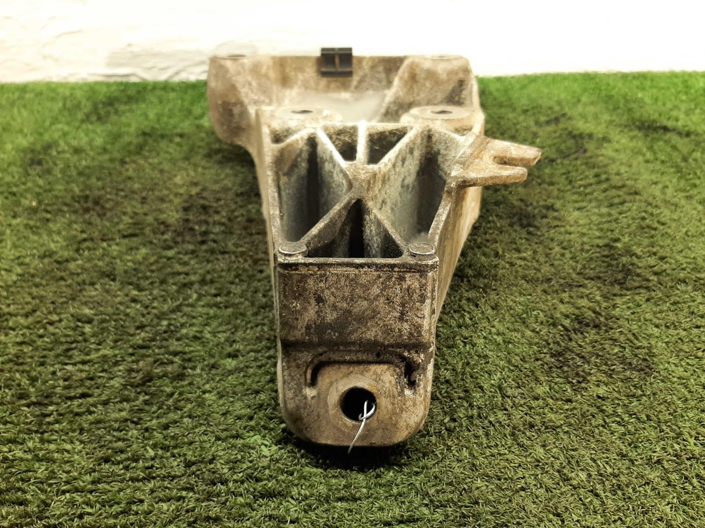 Кронштейн двигателя