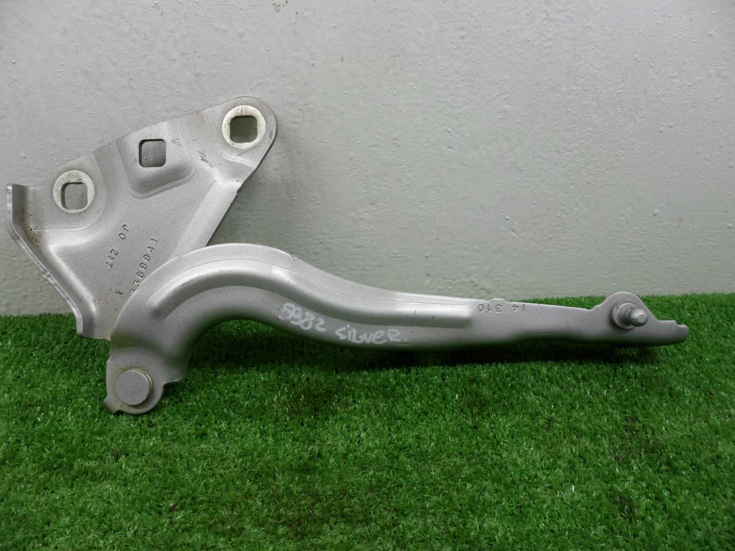 Петля капота левая