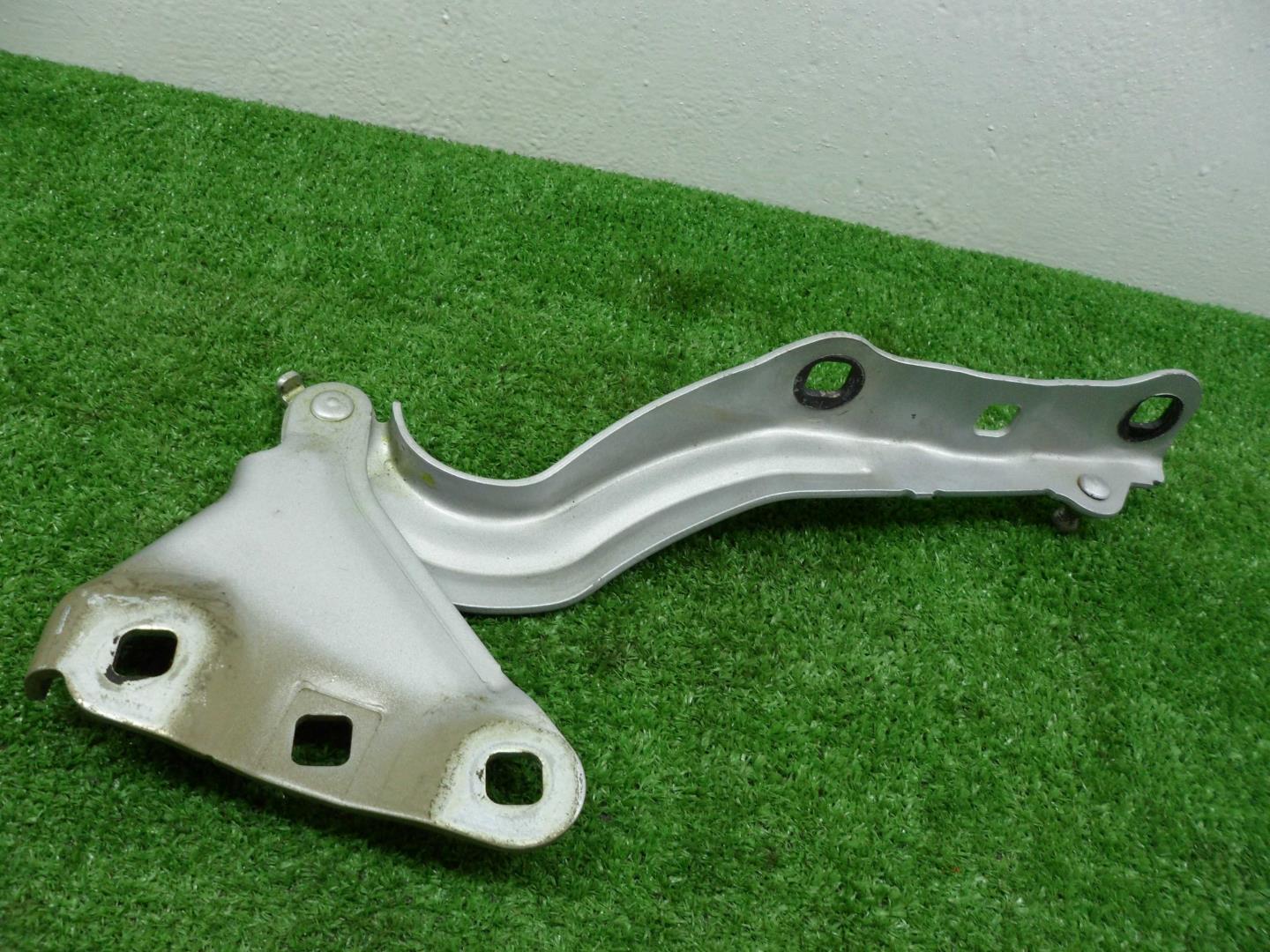 Петля капота левая