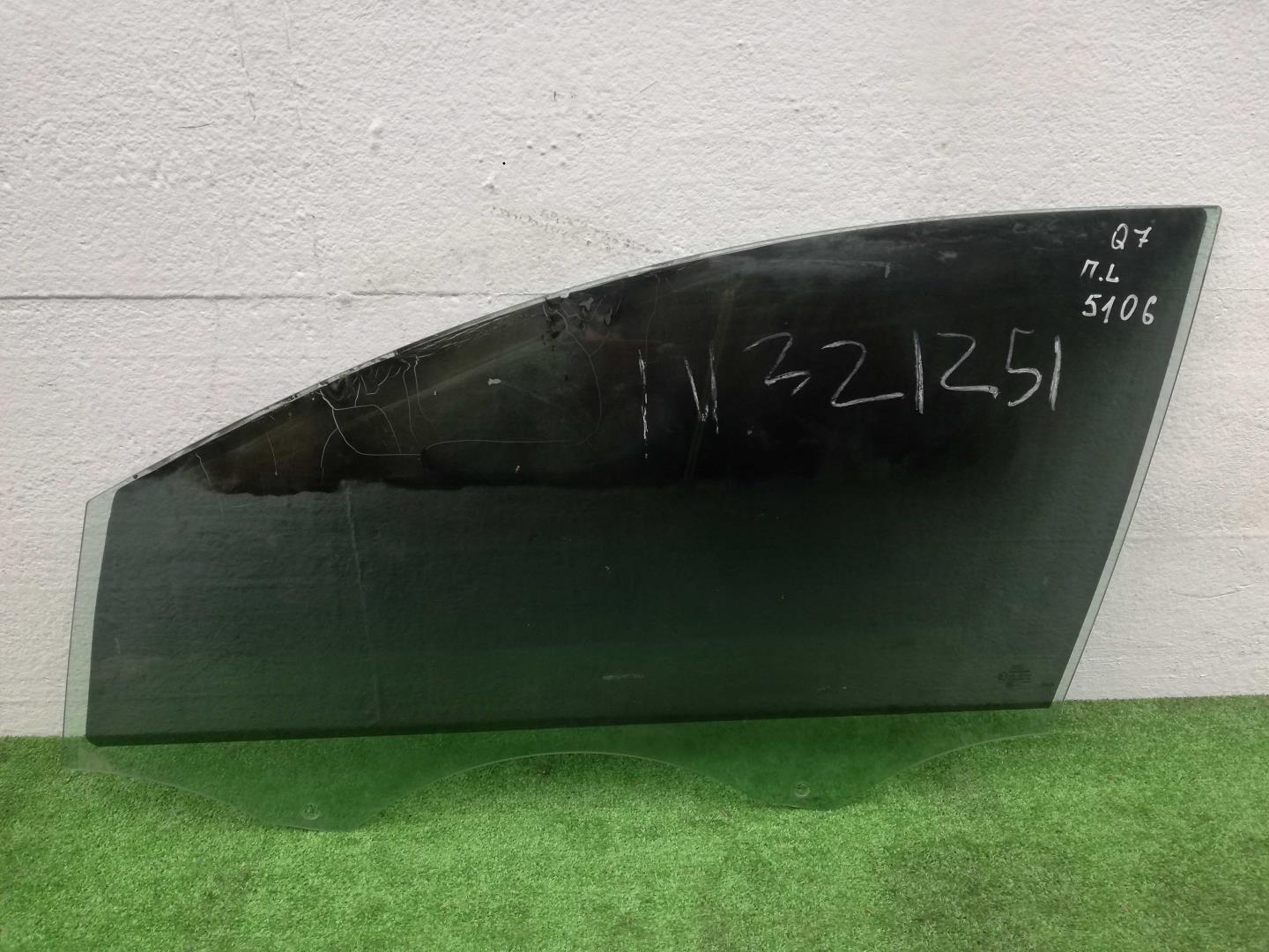 Стекло двери передней левой